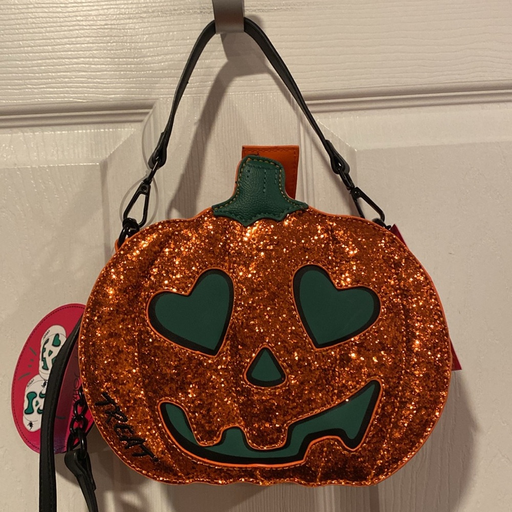 BNWT BETSEY JOHNSON XOPUMPS Halloween Face Glow In The Dark Pumpkin Crossbody - Picture 2 of 11